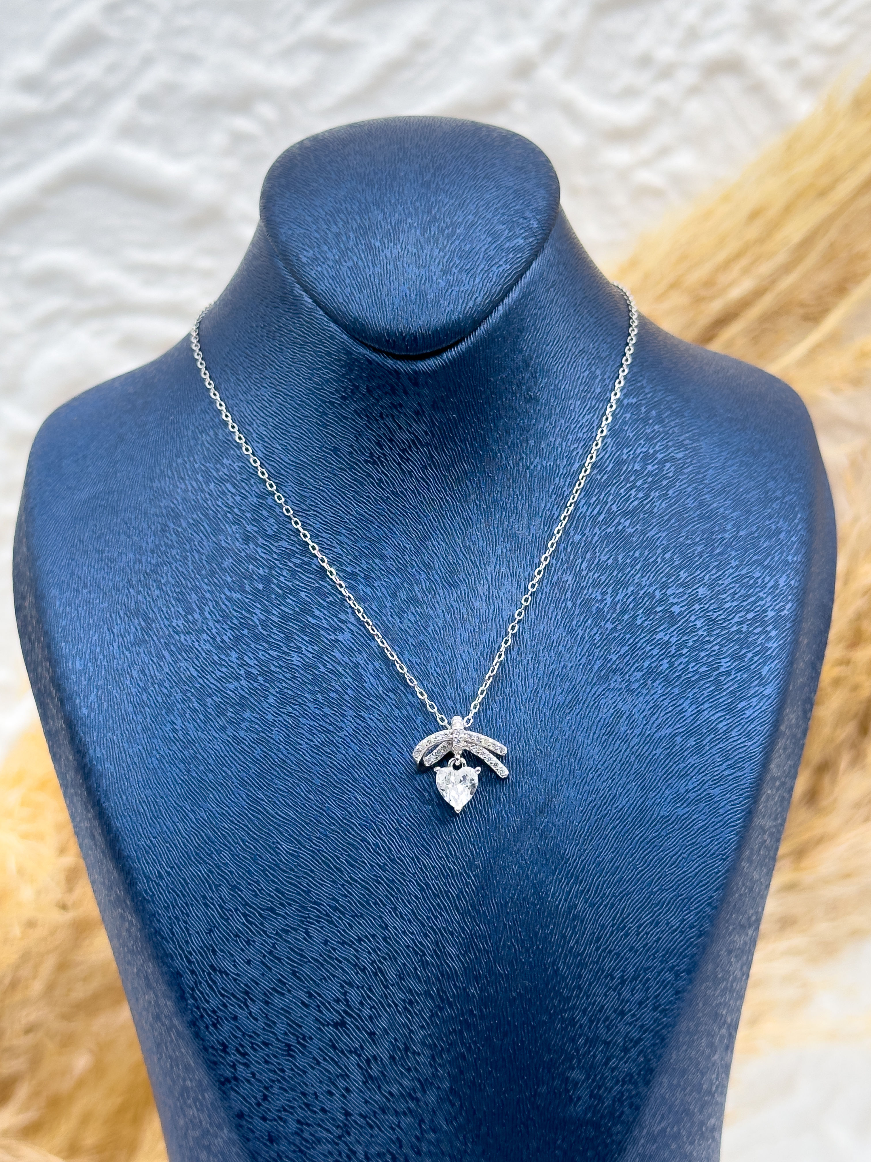 925 Ayar Gümüş Fiyonk Model Kalpli Kadın Kolye – Zarif ve Romantik